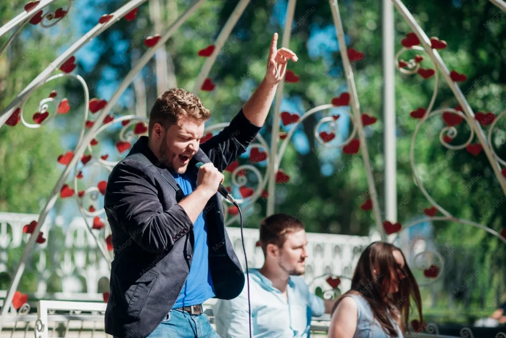 Feest en entertainment live zanger tijdens optreden