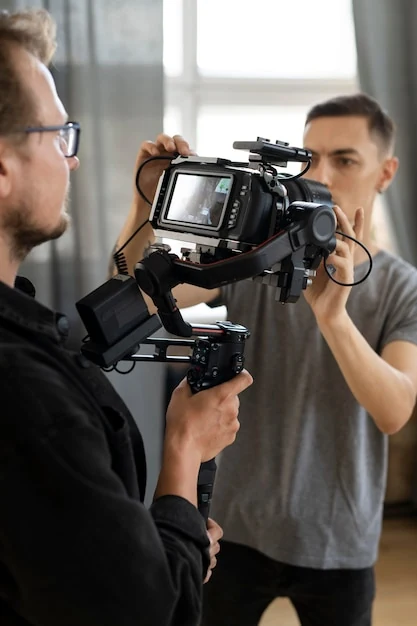 Fotografen en videografen – filmploeg met camera en stabilisator