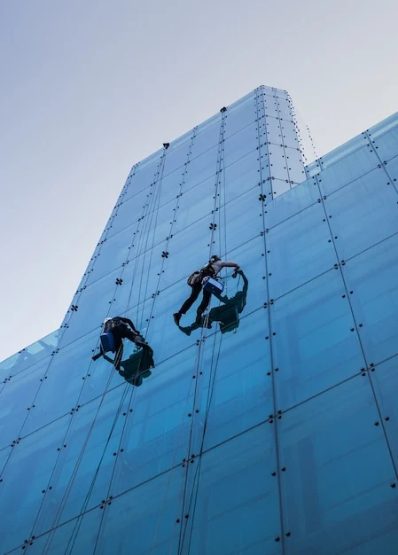 Gevelreinigers – veilige reiniging van een glazen hoogbouwgevel