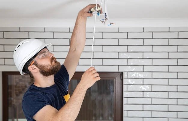 Isolatiebedrijven – vakman werkt zorgvuldig aan woningisolatie