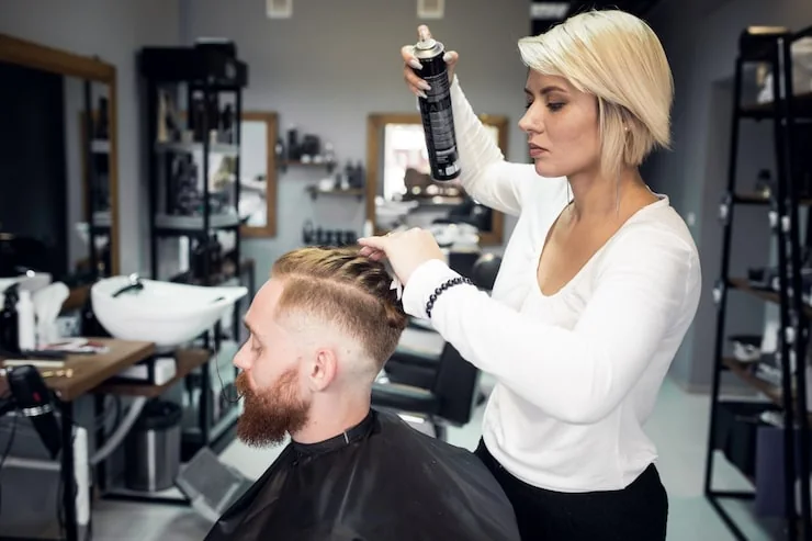 Kappers verzorgen een herenknipbeurt in moderne barbershop