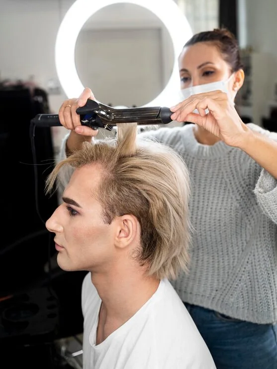 Kappers verzorgen en steilen het haar tijdens een salonbehandeling