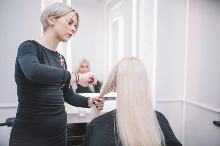 Kappers brengen het haar van een klant professioneel in model