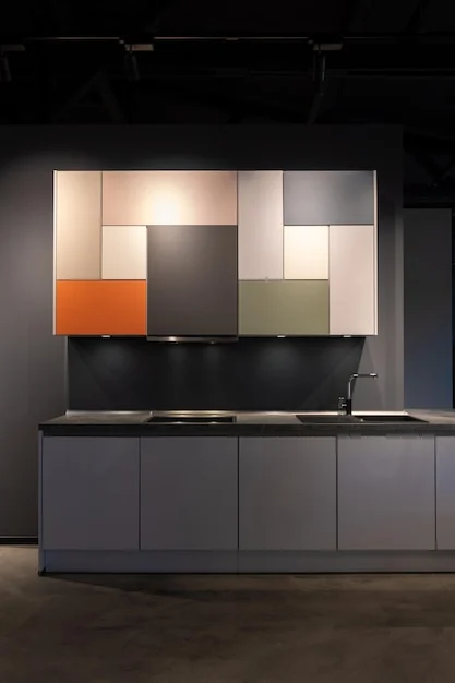 Keukenspecialisten – donkere designkeuken met strakke lijnen