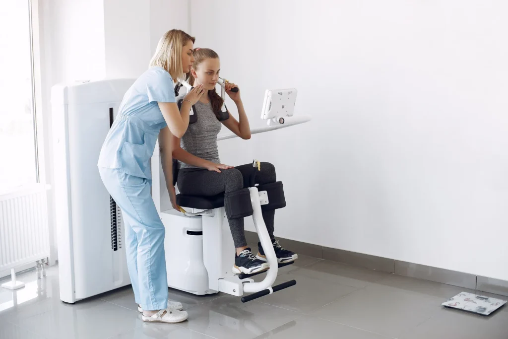 Paramedische zorg in een moderne praktijk met professionele behandelapparatuur