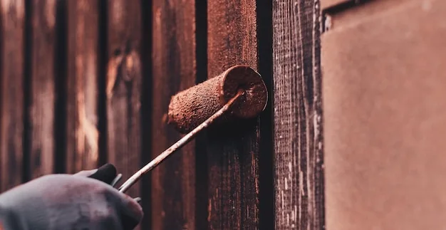 Schilders – buitenschilderwerk aan een houten gevel
