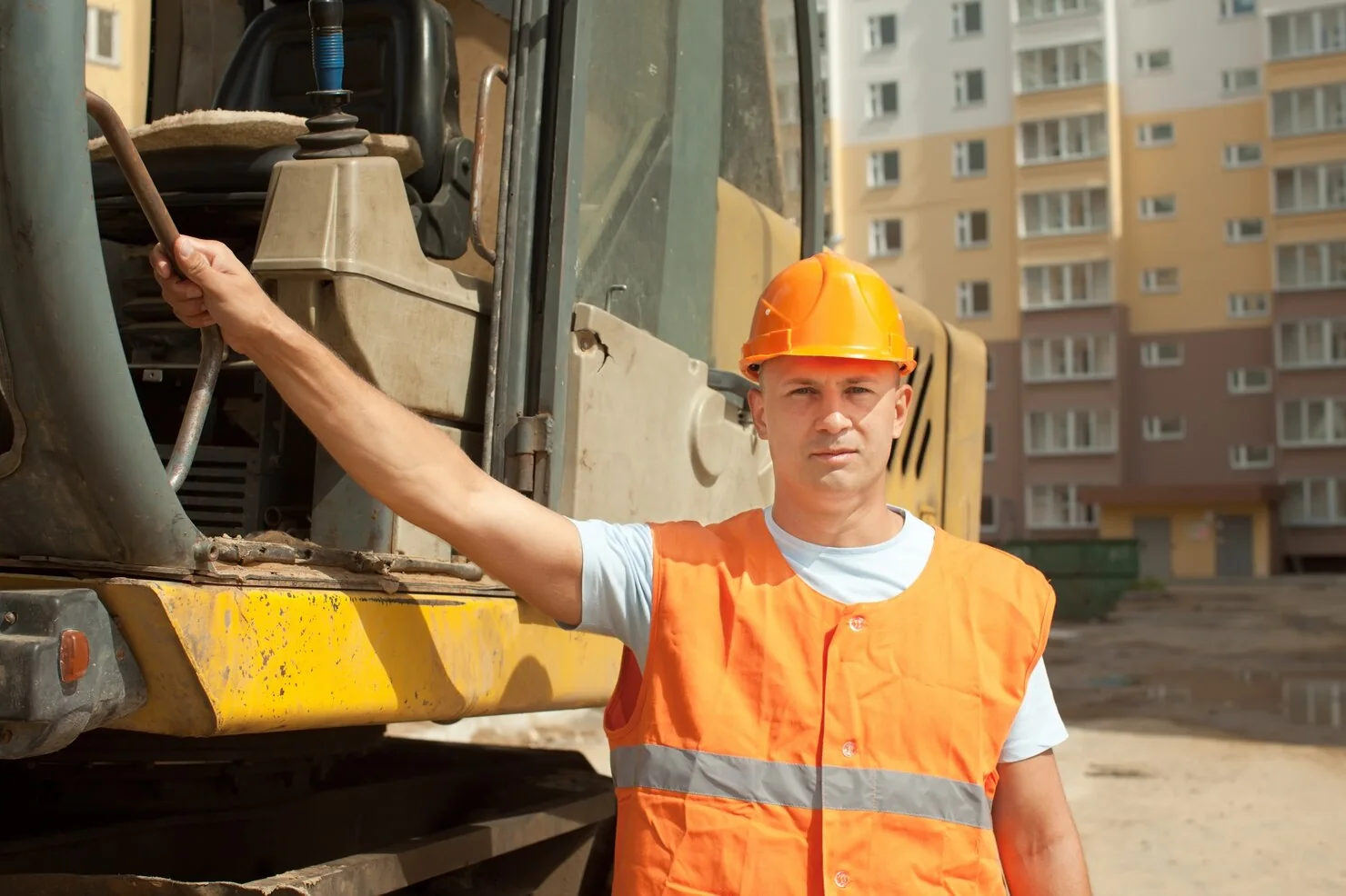 Sloopbedrijven – machinist tijdens gecontroleerd sloopwerk