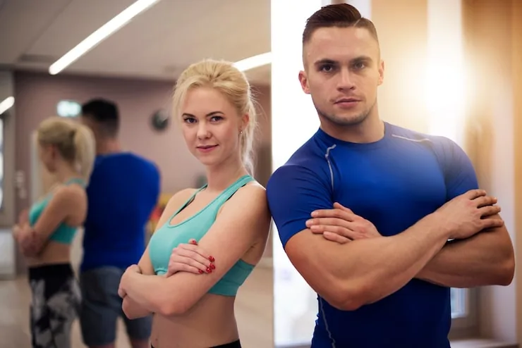 Sport en training met trainer die sporters begeleidt in de sportschool