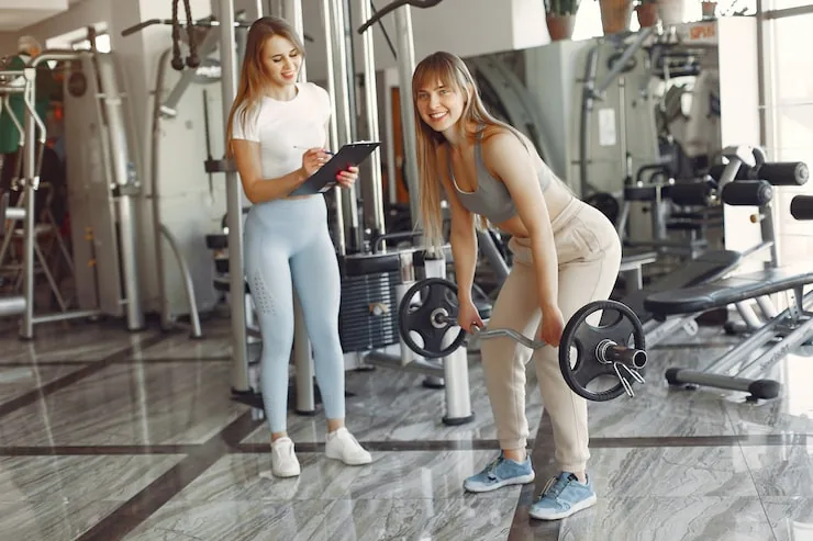 Sport en training met jonge sporter tijdens krachttraining in de sportschool