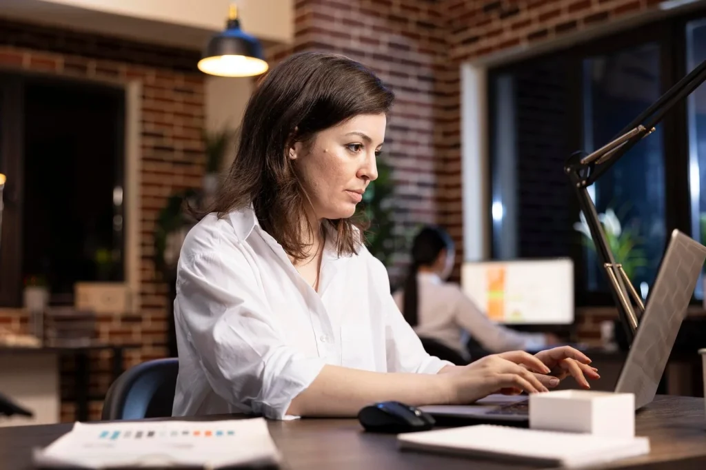 Tekstschrijvers – teksten redigeren op de laptop