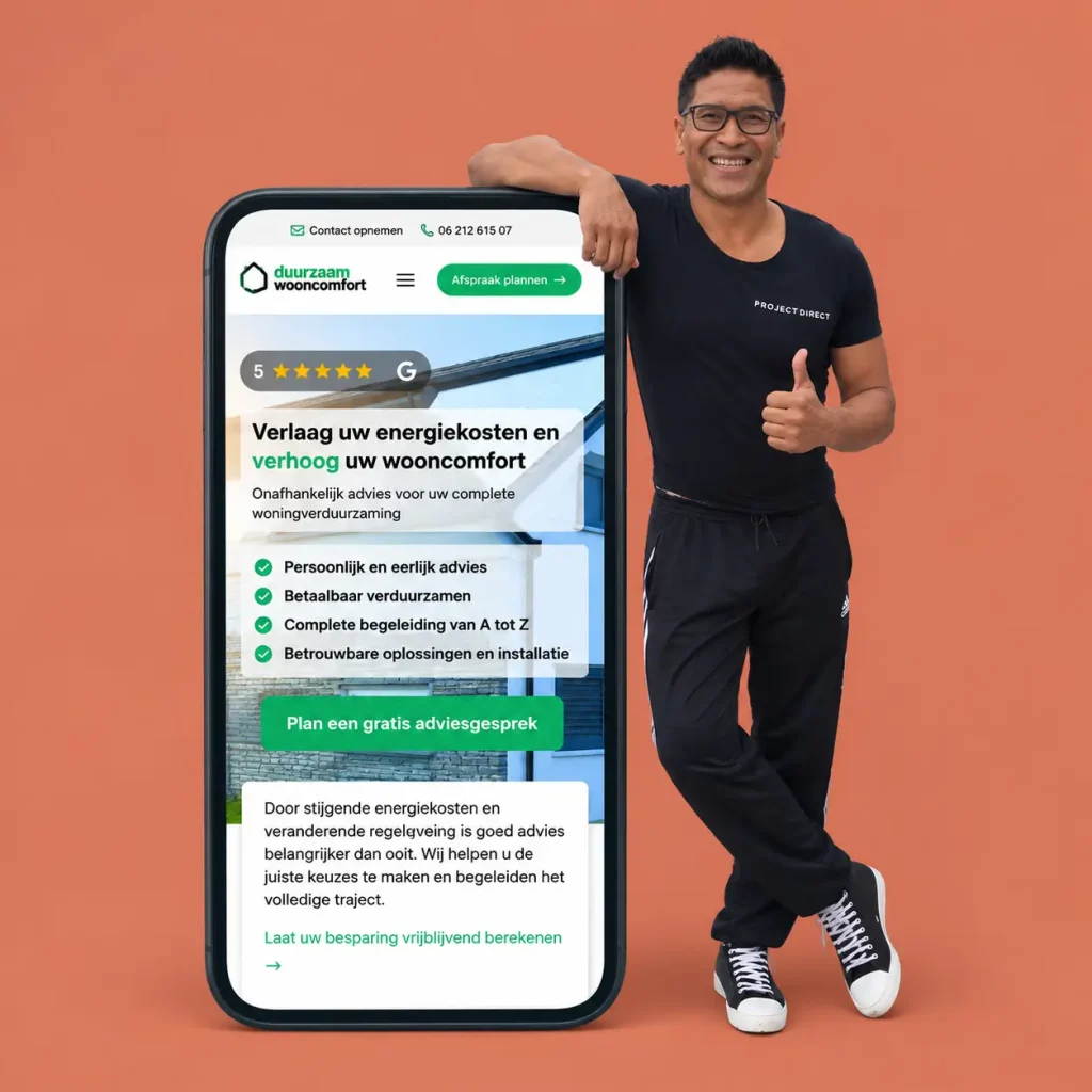 Timo van Tilburg naast een grote telefoon met een website voor energieadvies