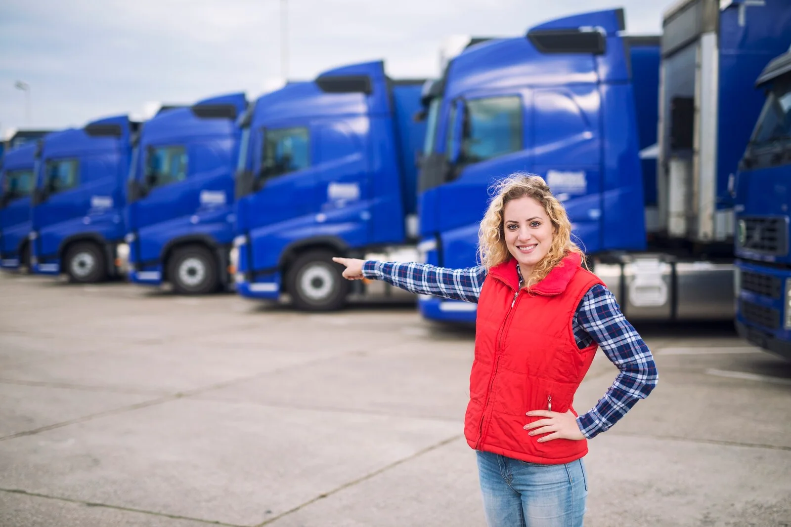 Transport en logistiek – vrouwelijke chauffeur bij het wagenpark