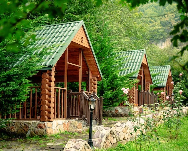 Verhuur en recreatie – sfeervolle houten vakantieaccommodaties