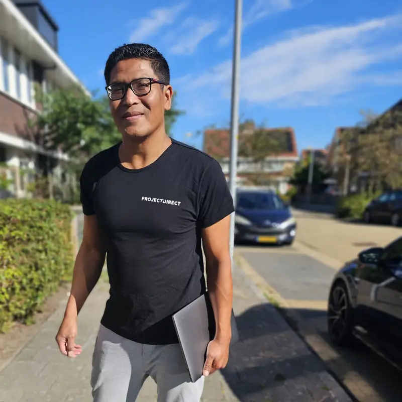 Timo van Tilburg van Project Direct, onderweg met zijn laptop
