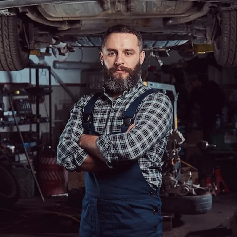 Autobedrijven en garages – uitgelichte afbeelding ervaren automonteur