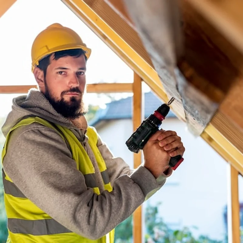 Dakkapel specialisten – uitgelichte afbeelding vakman bij dakconstructie