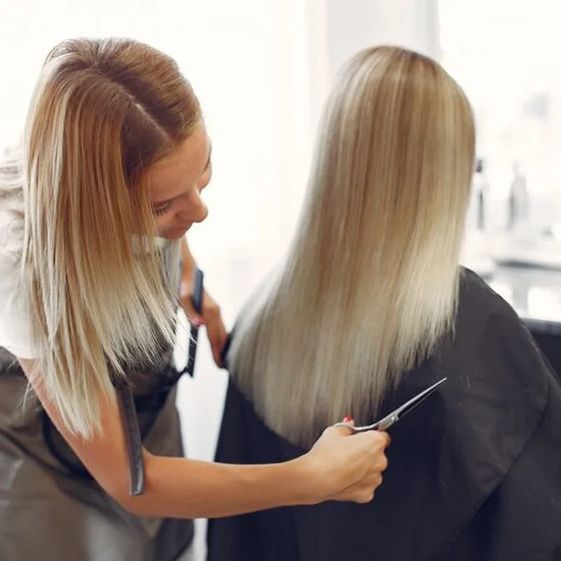 Kappers knippen een klant in een professionele kapsalon