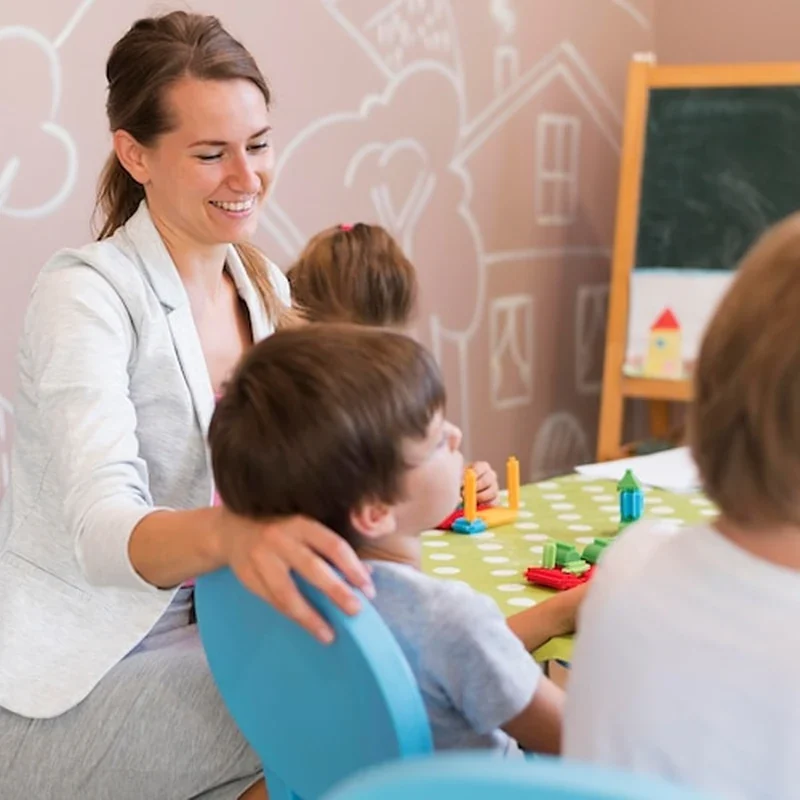 Kinderopvang – betrokken pedagogisch medewerker met kinderen