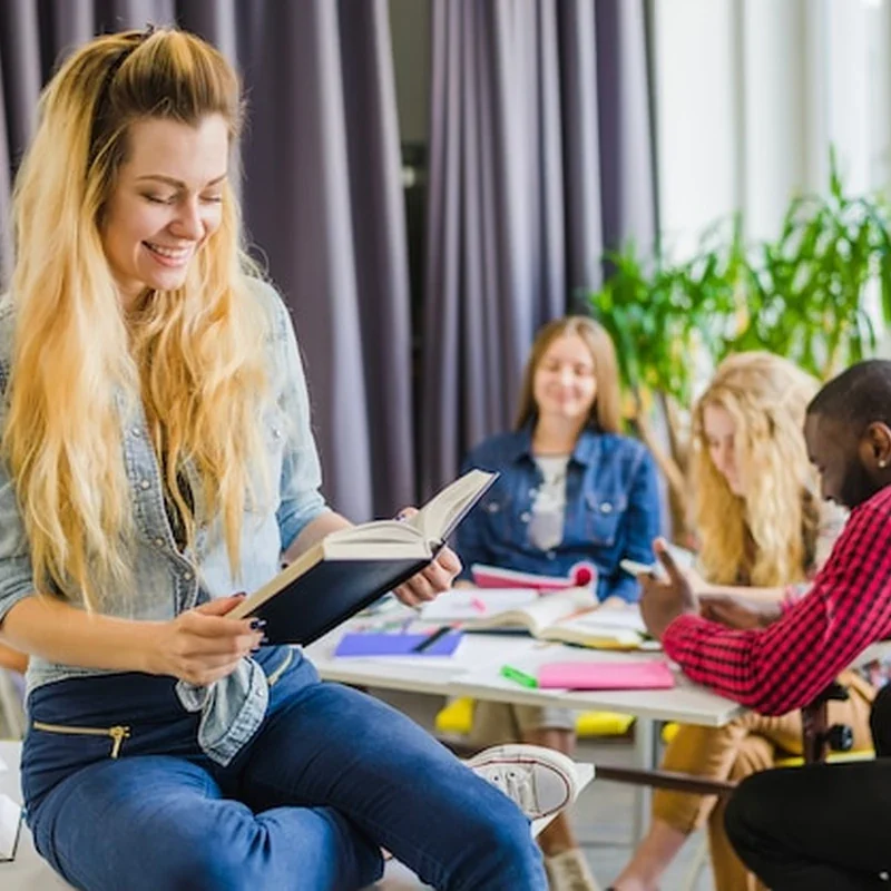 Onderwijs – docent met boek in een betrokken leeromgeving